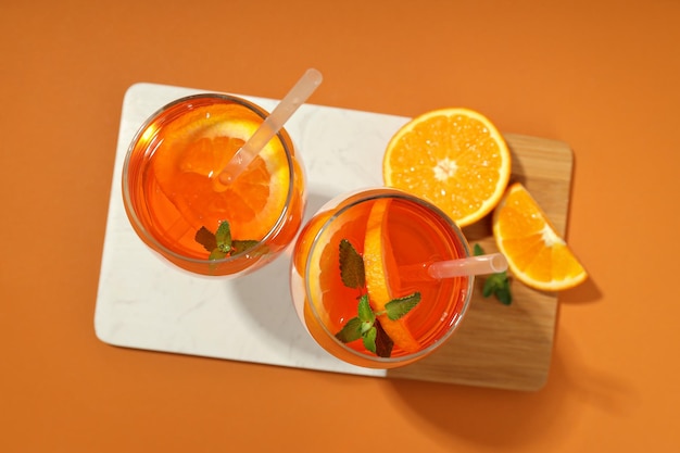 Konzept des Sommercocktails Aperol Spritz Draufsicht