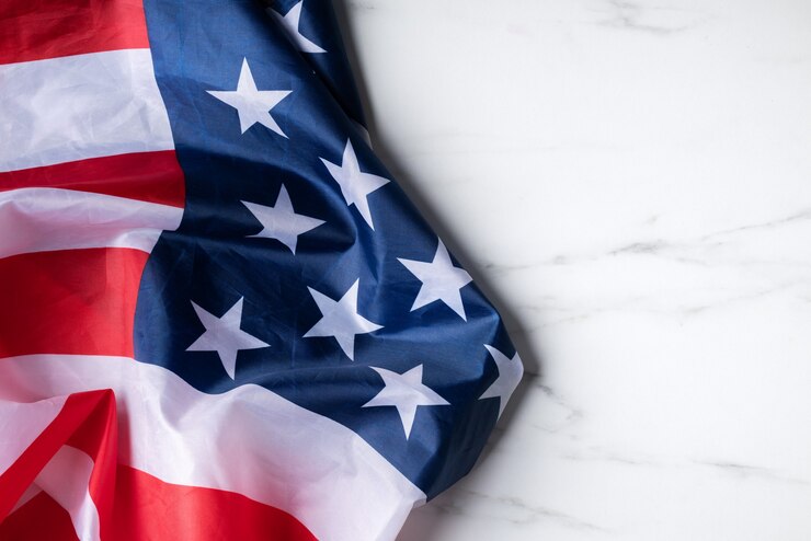 Konzept des US-Unabhängigkeitstages oder des Memorial Day. Nationalflagge über hellem Marmortischhintergrund.