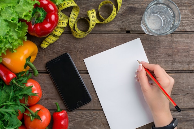 Konzept-Diät-Schlankheitsplan mit Gemüse-Draufsicht-Mock-up