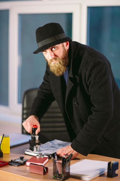 Konzept. Dieb stiehlt im Büro. Spion im Büro.