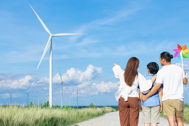 Konzept einer progressiven glücklichen Familie, die ihre Zeit im Windkraftpark genießt