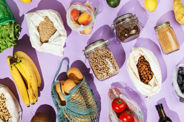 Foto konzept eines gesunden lebensmitteleinkaufs ohne abfall: hülsenfrüchte, obst, gemüse und gemüse in maschennetzen oder baumwolltaschen und gläsern