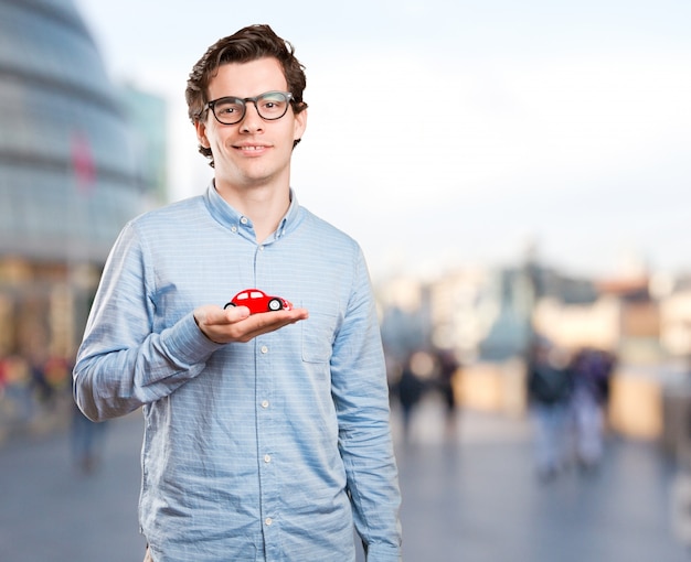 Konzept eines jungen Mannes und einer Kfz-Versicherung