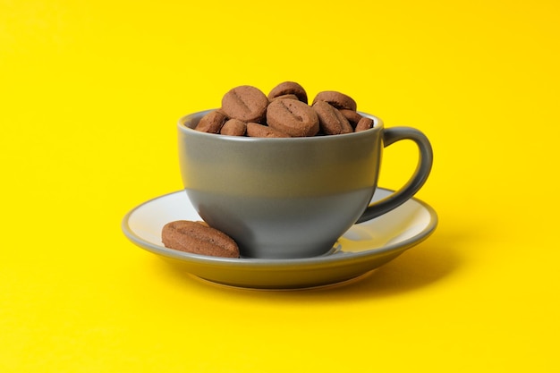 Konzept eines leckeren Snacks für Heißgetränkkekse in Form von Kaffeesamen