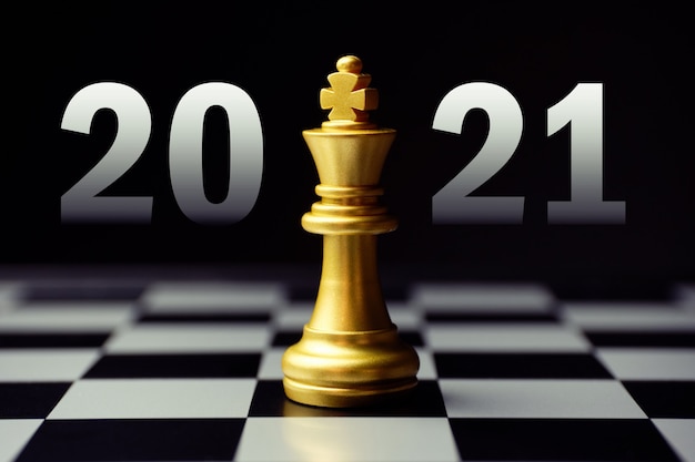 Konzept für die strategische Entwicklung im neuen Jahr 2021. König Schachfigur.