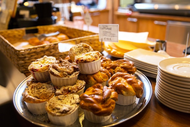 Konzept für Essen, Backen, Junk-Food und ungesunde Ernährung - Nahaufnahme von Butterbrötchen oder Kuchen auf dem Stand im Café oder in der Bäckerei