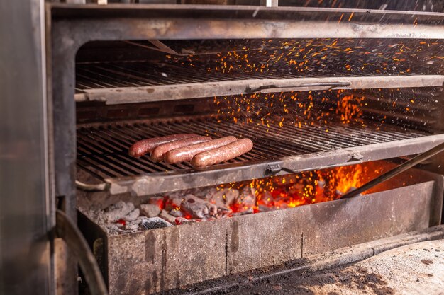 Konzept für Essen, leckere und Fleischgerichte - Pferdewürste, die auf Grill zubereitet werden.