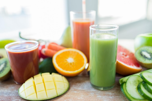 Konzept für gesunde Ernährung, Ernährung und Ernährung - Nahaufnahme von frischem Saftglas und Früchten auf dem Tisch