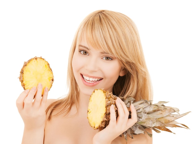Konzept für gesunde Ernährung und Ernährung - glückliches Mädchen mit Ananas