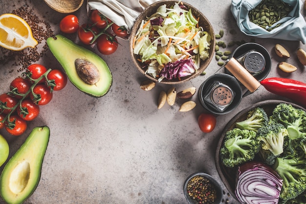 Konzept für gesundes Essen kochen. Zutaten für Gemüsesalat, Draufsicht, Kopierraum.