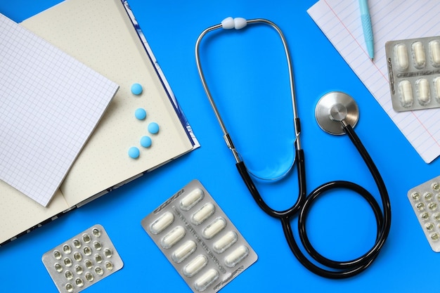 Konzept für Kardiologie und Gesundheitsversorgung Auskultationsgeräte Konzept für medizinische Versorgung Stethoskop und Pillen