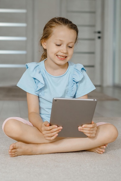 Konzept für Kinder und elektronische Geräte Porträt eines Kleinkindes mit Smartphone