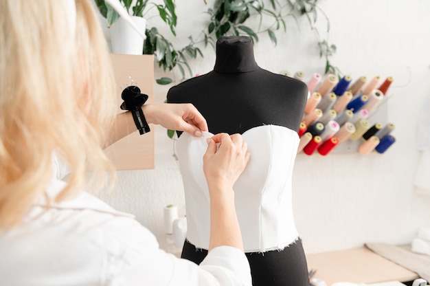 Konzept für Modedesigner-Näherin und kleine Unternehmen-Näherin-Maßnahmen an einer Schaufensterpuppe