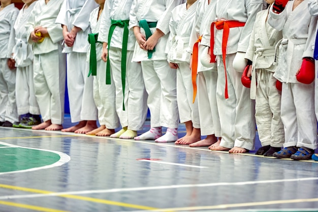 Konzept Karate, Kampfkunst. Bau der Studenten in der Halle vor dem Training.