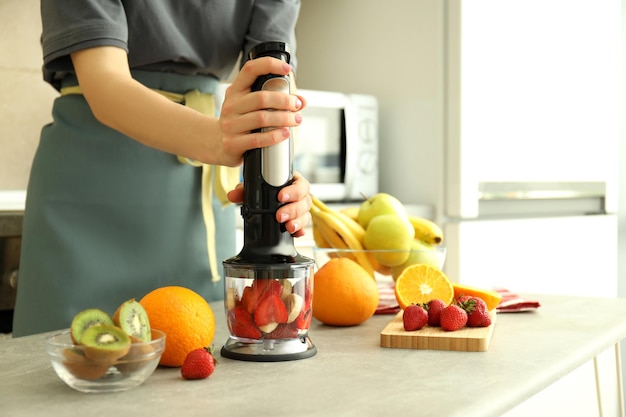 Konzept, leckeres Essen mit Mixer zu kochen