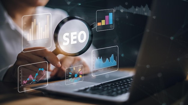 Konzept Männer verwenden Smartphones mit Laptops SEO-Symbol für die Analyse SEO Suchmaschinenoptimierung