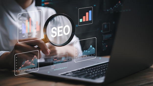 Konzept Männer verwenden Smartphones mit Laptops SEO-Symbol für die Analyse SEO Suchmaschinenoptimierung