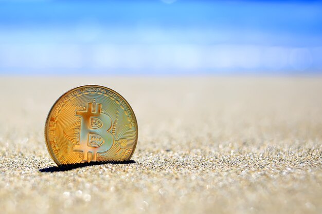 Konzept mit Bitcoin. Bitcoin am Strand.