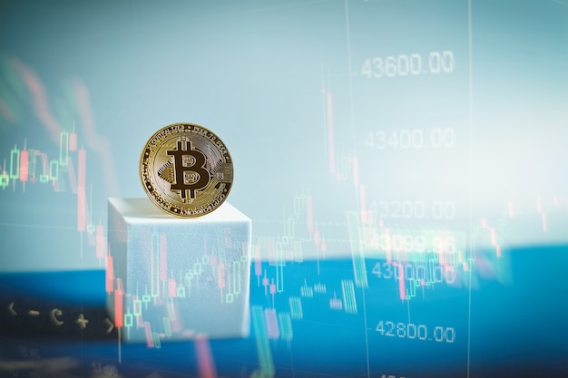 Konzept mit goldener Bitcoins-Leiter auf Forex-Chart-Hintergrund