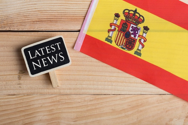 Konzept-News-Feeds Breaking News Flaggentafel des spanischen Landes und der Text Latest News