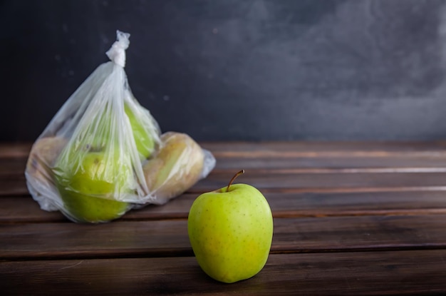 Konzept plastikfreies Obst in einer Plastiktüte auf braunem Hintergrund mit Kopierraum