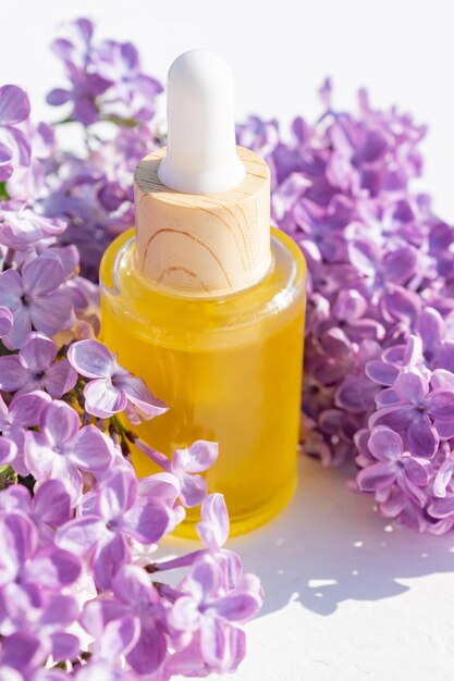 Konzept rein natürlicher organischer pflanzlicher Inhaltsstoffe in der Kosmetologie Kräuter- und Blütenextrakt Fliederöl für die Antiage- und Antiaknetherapie reine Gesichts- und Körperpflege