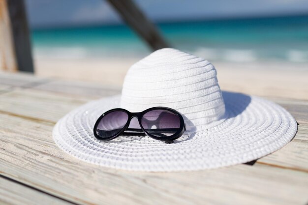 Konzept Strand, Sommer, Urlaub und Zubehör - Nahaufnahme von Strandzubehör am Meer