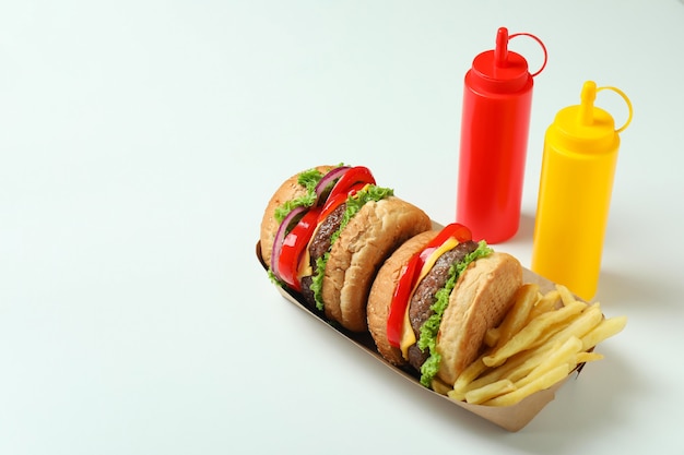 Konzept von Fast Food auf weißem Hintergrund