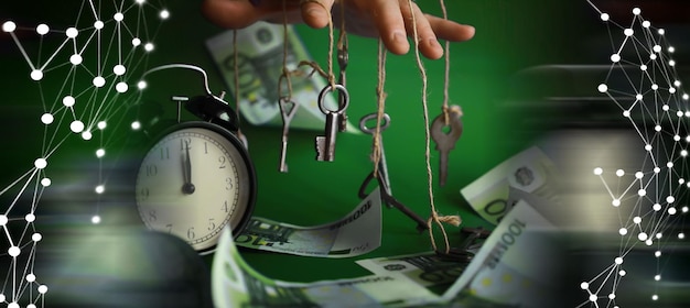 Konzept von Geld und Geschäftsidee Retro-Schlüssel an Seilen in der Hand Fliegende Banknoten