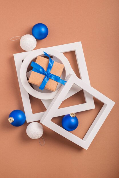 Konzept von geometrischen Formen, Christbaumschmuck und Geschenken. Banner. Flache Lage, Ansicht von oben.