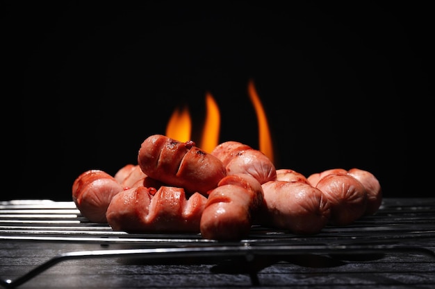 Konzept von leckerem Essen, gegrillte Miniwurst