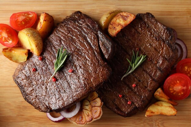 Konzept von leckerem Essen mit Rindersteaks, Nahaufnahme