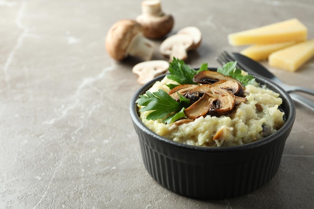 Konzept von leckerem Essen mit Risotto mit Pilzen, Platz für Text