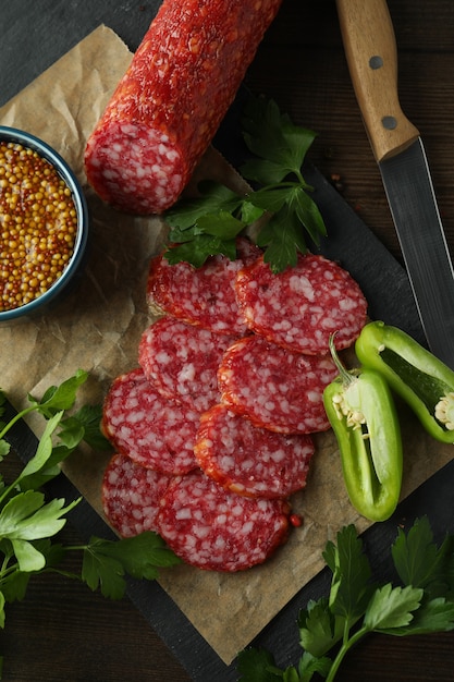 Ã Konzept von leckerem Essen mit Salamiwurst, Nahaufnahme