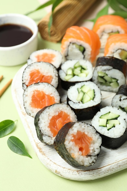 Konzept von leckerem Essen mit Sushi-Rollen, Nahaufnahme