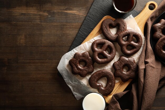 Konzept von leckeren Bäckerei-Lebkuchenplätzchen im Schokoladenraum für Text