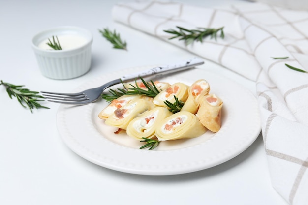 Foto konzept von leckeren dünnen pfannkuchen mit füllung