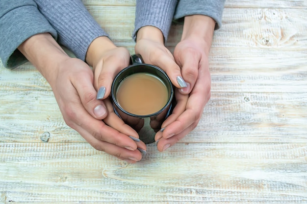 Konzept von männlichen und weiblichen Händen, Liebe und Kaffee