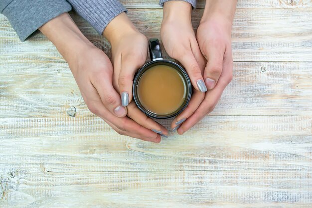 Konzept von männlichen und weiblichen Händen, Liebe und Kaffee