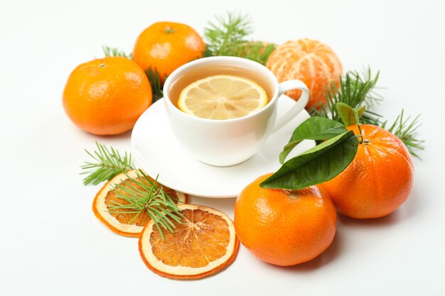 Foto konzept von mandarinentee auf weißem hintergrund