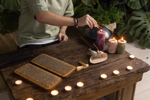 Konzept von Yoga und Meditation mit Aromastäbchen und Kerzen