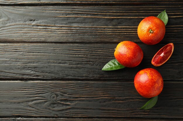 Konzept von Zitrusfrüchten mit rot-orangefarbenem Platz für Text
