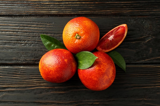 Konzept von Zitrusfrüchten mit roter Orange auf Holzhintergrund