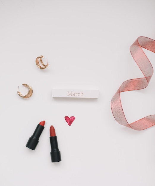 Konzept Women39s Day Valentinstag 8. März Lippenstifte kosmetische Make-up-Produkte und Accessoires Flatlay Draufsicht