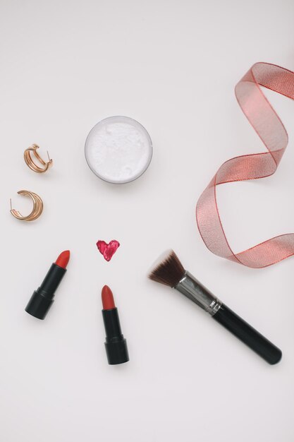 Konzept Womens Day 8. März Lippenstifte kosmetische Make-up-Produkte und Accessoires Flatlay Draufsicht