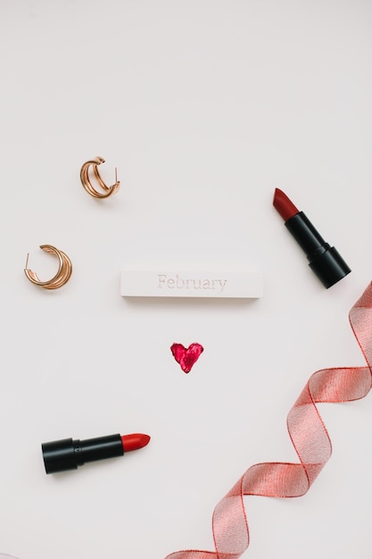 Foto konzept womens day 8. märz lippenstifte kosmetische make-up-produkte und accessoires flatlay draufsicht