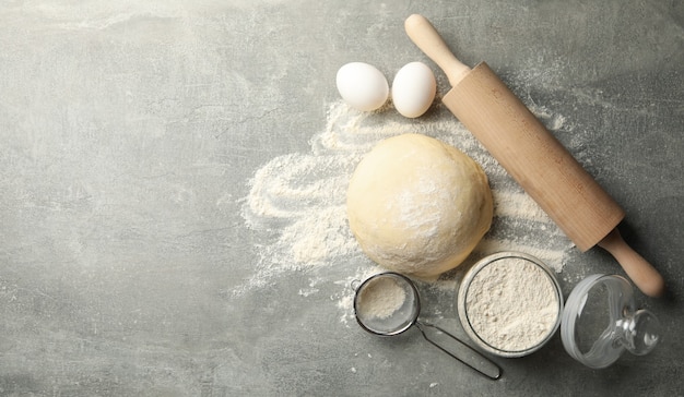 Konzept zum Backen mit Teig auf grauem Hintergrund