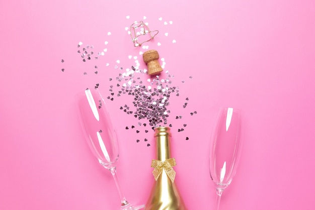 Konzept zum Öffnen einer teuren goldenen Champagnerflasche, die der Feier gewidmet ist.