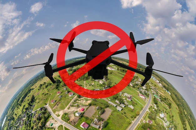 Konzept zum Verbot des Einsatzes von Drohnen im Luftraum Drohnen-Silhouette in rotem Kreis mit überstrichenen Streifen auf winzigem Planeten-Hintergrund