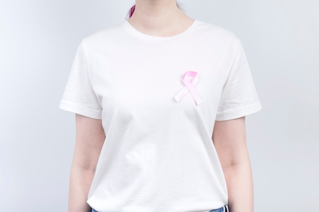 Konzept zum weltbrustkrebstag. mädchen mit rosa schleife auf weißem t-shirt. brustkrebs-aufklärungsmonat oktober